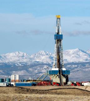 A natural gas drilling rig on the Pinedale Anticline, Wyoming (Photo: BLM)